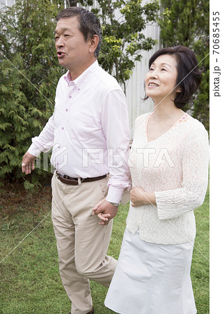 手を繋ぐシニア夫婦 70685455