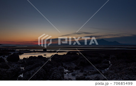 熊本県の有明海に沈む夕日百選にも選ばれた御輿来海岸の夕焼け風景 熊本県の有明海に沈む夕日百選にも選ばれた御輿来海岸の夕焼け風景 70685499