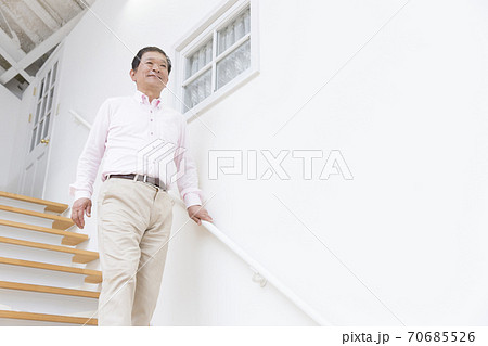 階段を降りるシニア男性 階段を降りるシニア男性 70685526