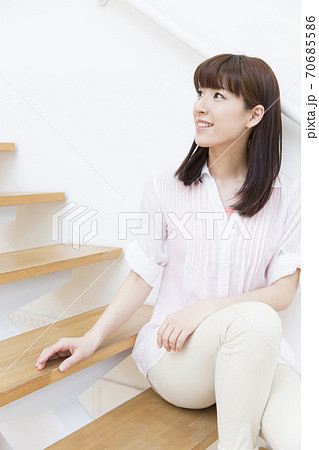 階段に座る女性の写真素材