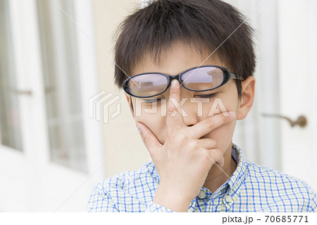 眼鏡の男の子 70685771