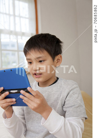 ゲームをする男の子 70685862