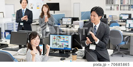 海外とweb会議 新しい契約が取れて喜ぶ会社員4人 バナーサイズの写真素材