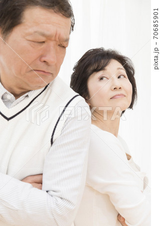 喧嘩をするシニア夫婦 喧嘩をするシニア夫婦 70685901