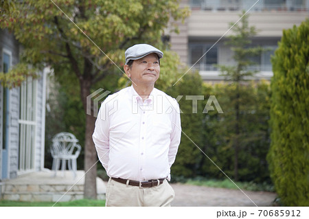 散歩するシニア男性 散歩するシニア男性 70685912