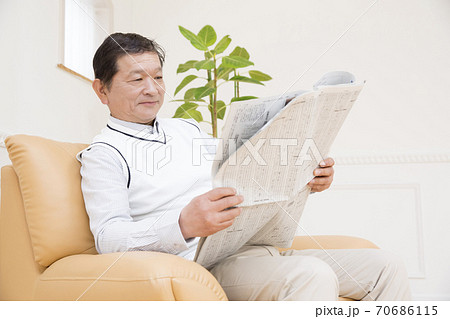 新聞を読むミドル男性 新聞を読むミドル男性 70686115