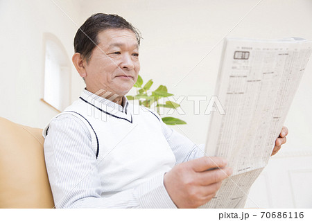 新聞を読むミドル男性 新聞を読むミドル男性 70686116