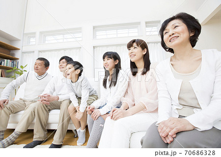 テレビを見る三世代ファミリー テレビを見る三世代ファミリー 70686328