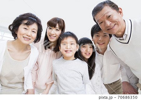 笑顔の三世代ファミリー 70686350