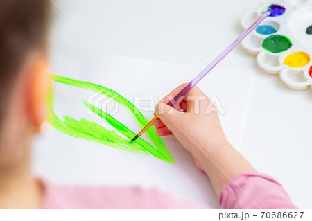 Child is drawing green leaf 70686627