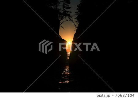 南三陸町の神割崎から見る朝日 70687104