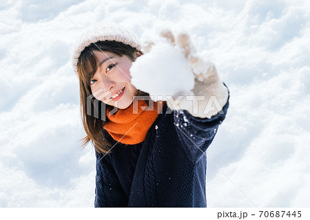 雪の上に座る女の子の写真素材