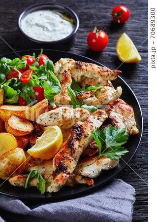 Grilled chicken with wild rocket and tomatoes 70689300