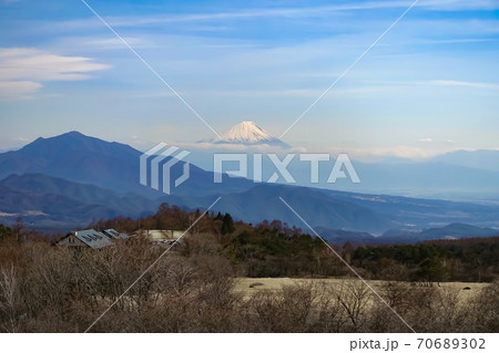 八ヶ岳牧場から見た、冬の富士山 70689302