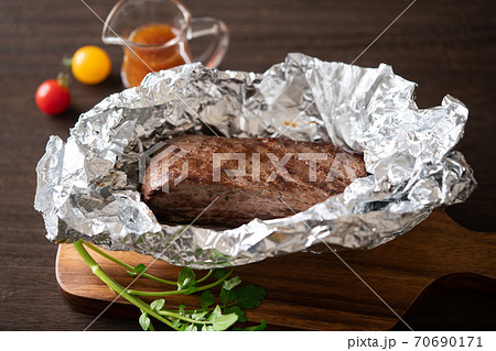 アルミホイルで包み、余熱で仕上げたローストビーフ 70690171