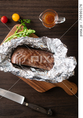 アルミホイルで包み、余熱で仕上げたローストビーフ 70690176