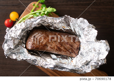 アルミホイルで包み、余熱で仕上げたローストビーフ 70690178