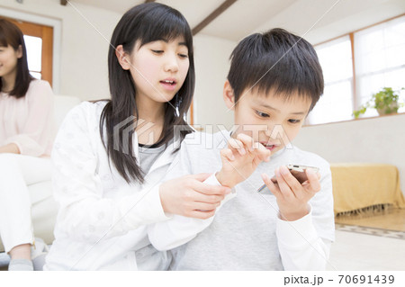 スマホゲームをする子供 70691439