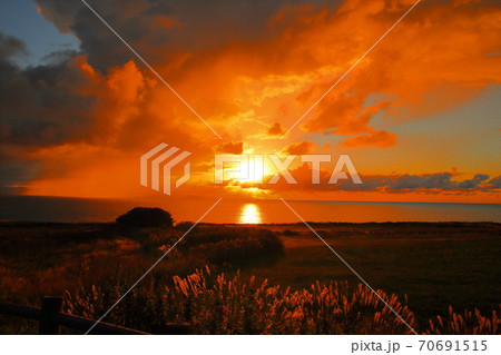 北海道　石狩湾の夕日 70691515