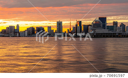 東京 東京タワーと晴海埠頭の夕景(豊洲ぐるり公園より) 東京 東京タワーと晴海埠頭の夕景(豊洲ぐるり公園より) 70691597