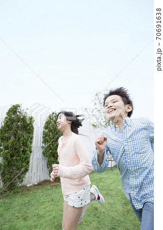 庭を走る姉弟 70691638