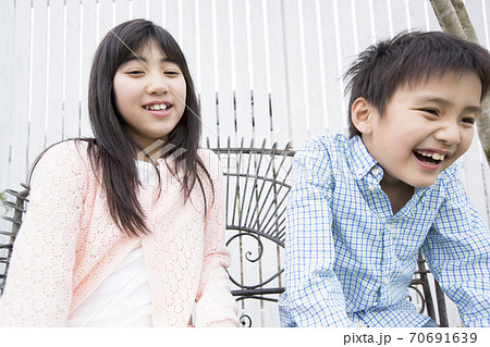 笑顔の姉弟 70691639