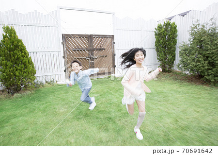 庭を走る姉弟 70691642