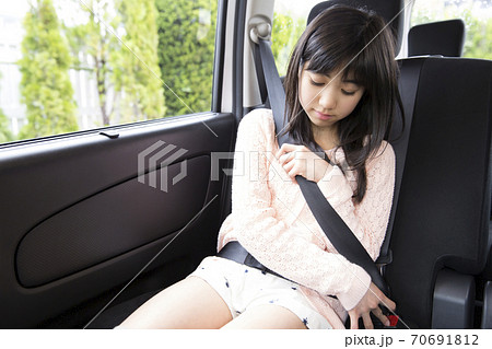 シートベルトをする女の子 70691812