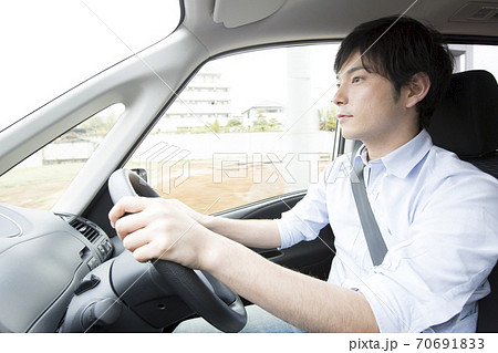 車を運転する男性 70691833