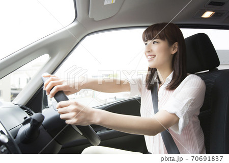 車を運転する女性 車を運転する女性 70691837