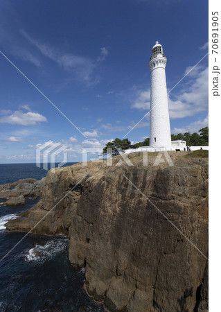 断崖に立つ出雲日御碕灯台 70691905