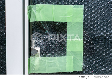 割れたガラス　断熱 70692782