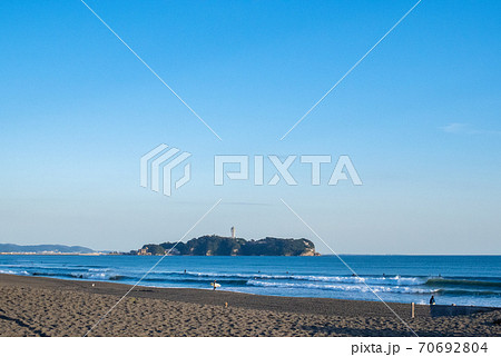 湘南の海岸と江の島 70692804