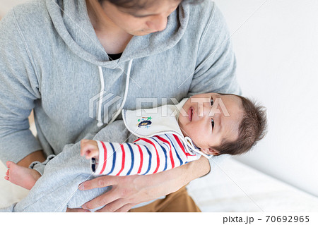 育児をする父親 あかちゃん 親子 育児をする父親 あかちゃん 親子 70692965