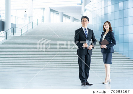 ビジネスマン　働く女性　 70693167