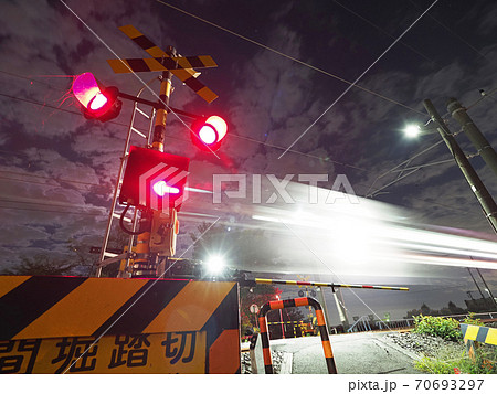JR東日本 常磐線 特急 ときわ E657系 夜間の踏切通過シーン JR東日本 常磐線 特急 ときわ E657系 夜間の踏切通過シーン 70693297
