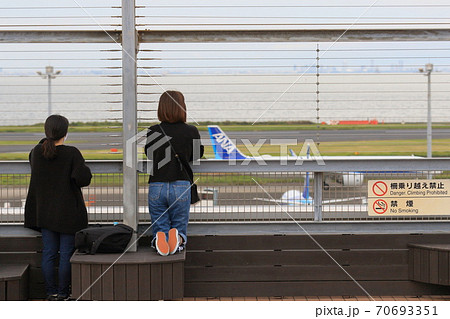 飛行機を見送る女性　二人　後姿 70693351