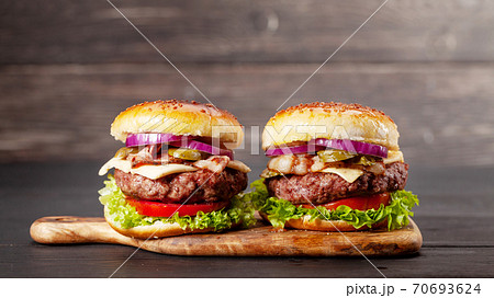 Homemade tasty burgers 70693624