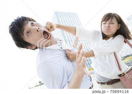 喧嘩するカップル 70694116