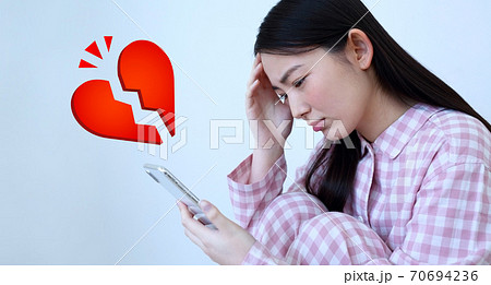 失恋をしたパジャマ姿の女性イメージ 70694236