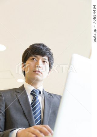 ノートパソコンをするビジネスマン 70694494