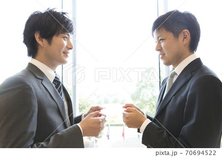 名刺交換をするビジネスマン 70694522