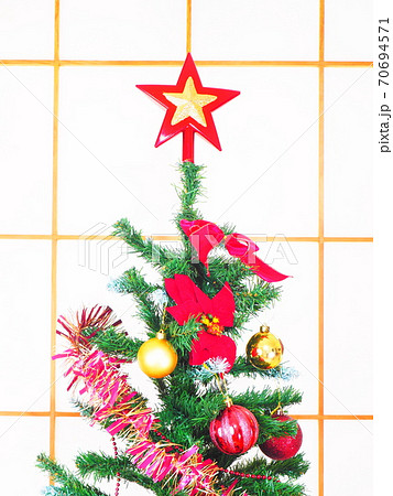 障子を背景にした和的なクリスマスツリーの写真素材