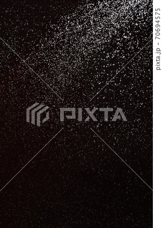 モノトーンの降り落ちる水流イメージの写真素材