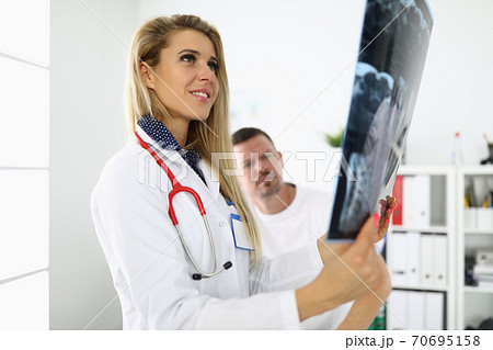 Female doctor is holding an x-ray next toの写真素材 [70695158