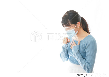 咳の症状が出るマスクを付けた若い女性 70695682