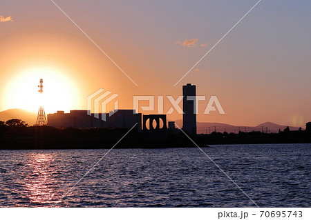 石狩湾新港火力発電所と夕日 石狩湾新港火力発電所と夕日 70695743