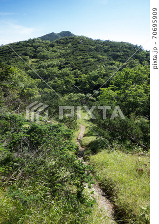 静岡静岡市の日本百名山(光岳/聖岳)の易老渡ルートの希望峰と茶臼岳の青空 静岡静岡市の日本百名山(光岳/聖岳)の易老渡ルートの希望峰と茶臼岳の青空 70695909