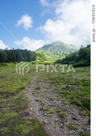 静岡静岡市の日本百名山(光岳/聖岳)の易老渡ルートの茶臼岳と上河内岳の青空 静岡静岡市の日本百名山(光岳/聖岳)の易老渡ルートの茶臼岳と上河内岳の青空 70695910