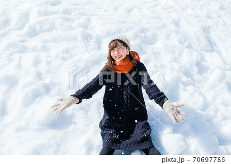 雪の上に座る女の子の写真素材